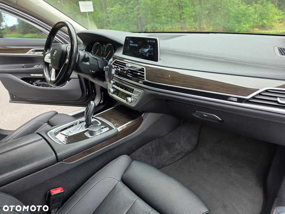 BMW Seria 7 740Li - 38