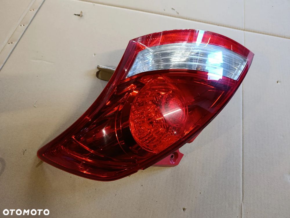 SUZUKI SWIFT V MK7 SPORT 1.6 16V LAMPA PRAWA TYŁ TYLNA EUROPA 35603-70L02 - 1