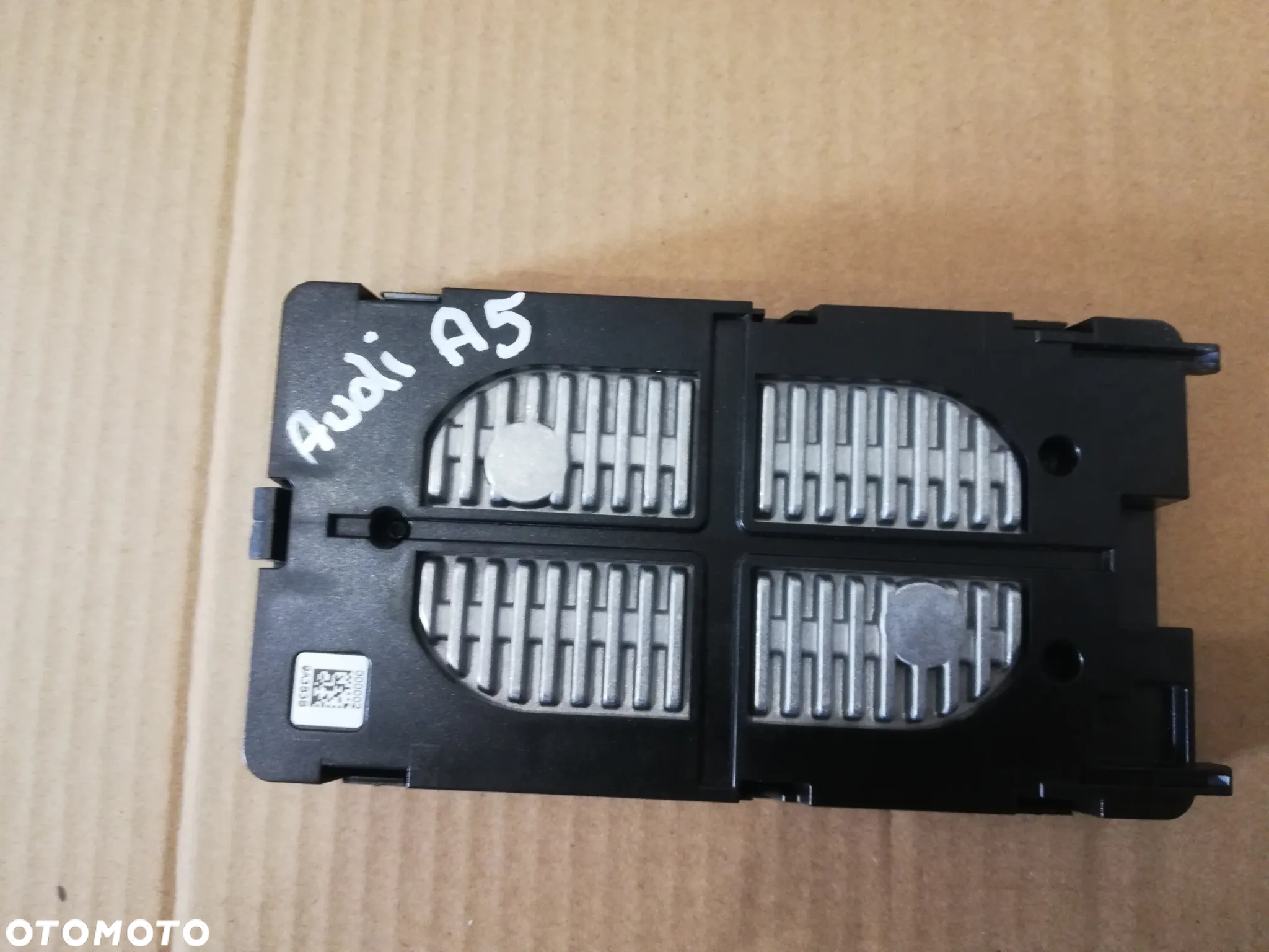 AUDI A4 B9 A5 LADOWARKA INDUKCYJNA WZMACNIACZ SYGNALU 8W0035502B - 2