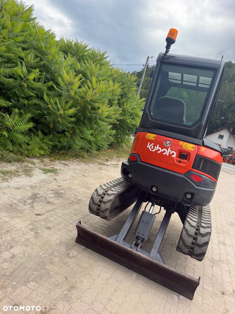 Kubota U27 Minikoparka koparka gąsienicowa 2.8 tony. jak Nówka sztuka z salonu! 2017 rok. 1570mtg. Przywieziona z Gospodarstwa Norweskiego! Zadbana Maszyna ani deka luzów i wycieków. Aktualna Dekra dokumentacja BMWT! Łyżka skarpowa uchylna Hydrauliczna! Szybka wolna jazda. Zamki na tłokach. Wersja Norweska!! OKAZJA Tanio - 25