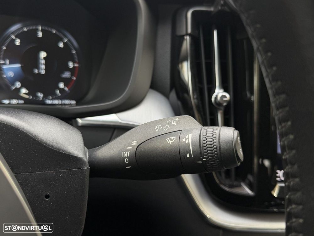 Volvo XC 60 2.0 D4 Momentum Plus Geartronic - 32