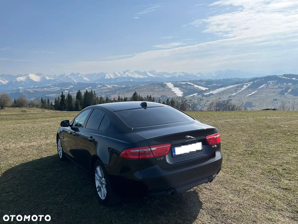 Jaguar XE 2.0 T Portfolio - 4