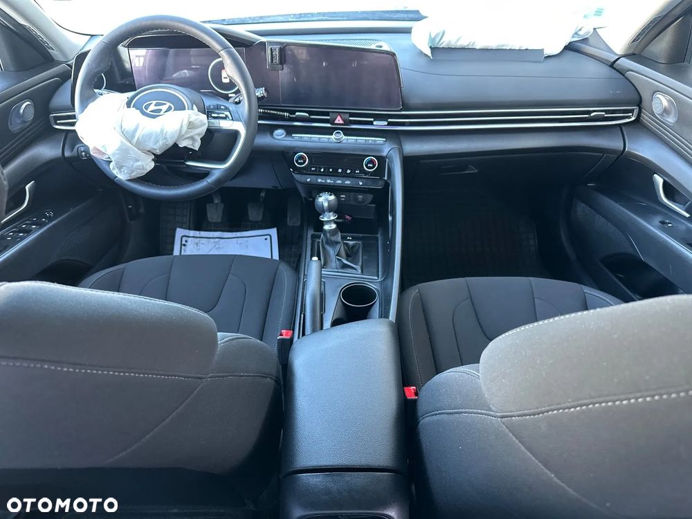 Hyundai Elantra 1.6 Smart CVT - 26