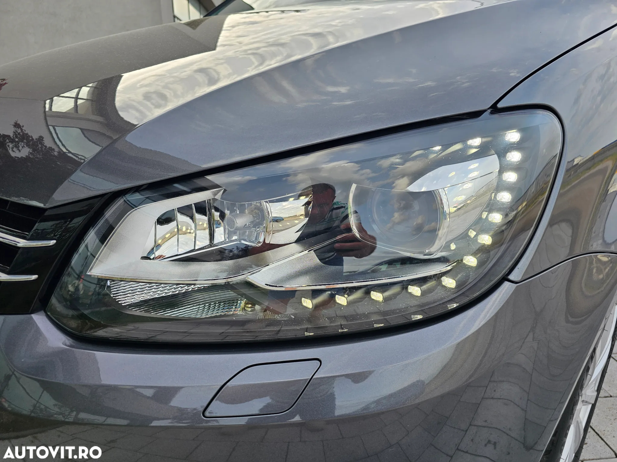 Volkswagen Touran 2.0 TDI DPF BlueMotion Technology DSG Highline - 17