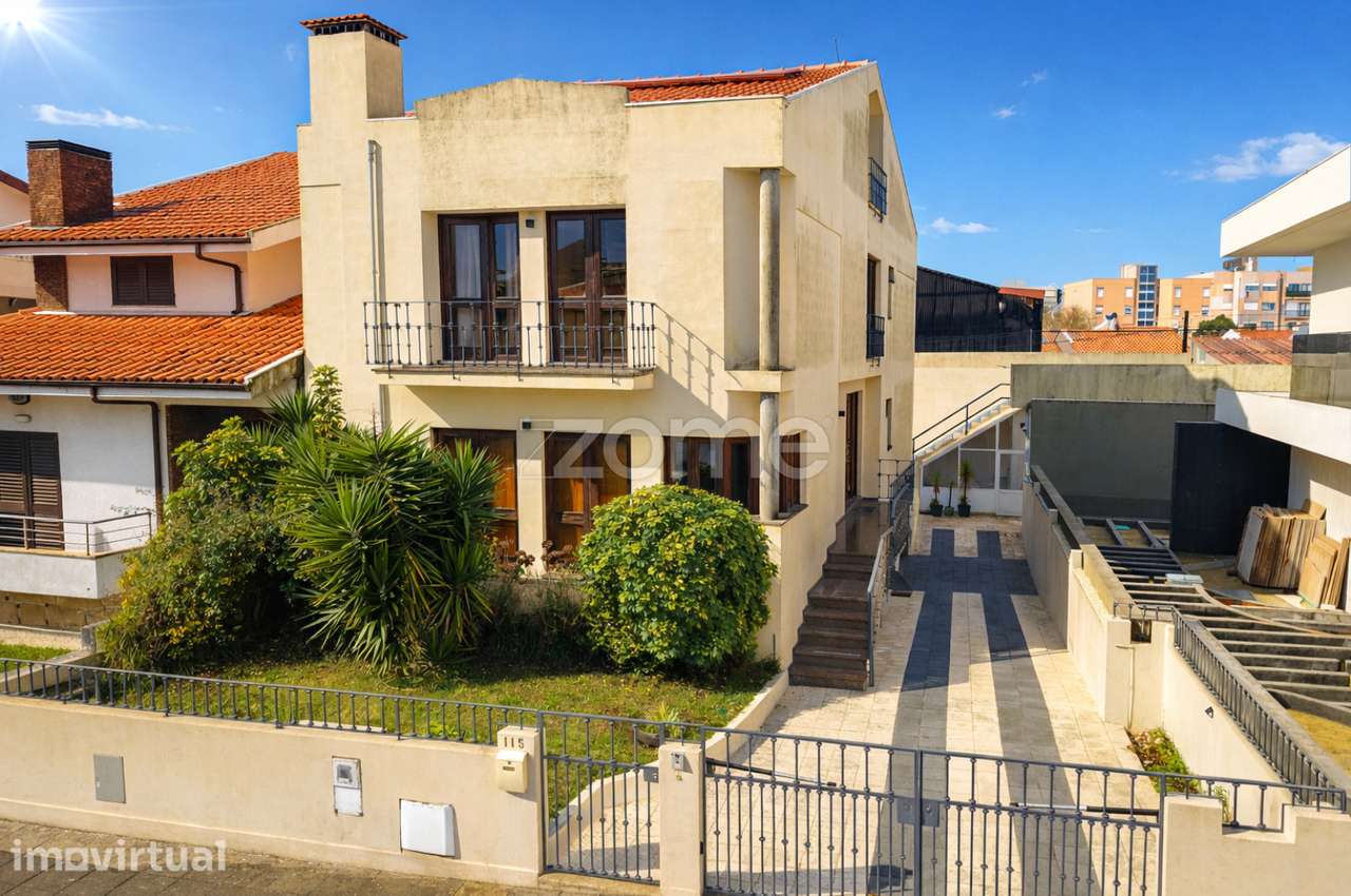 Moradia Geminada T4+1 e armazém no Centro da Póvoa de Varzim - Grande imagem: 3/31