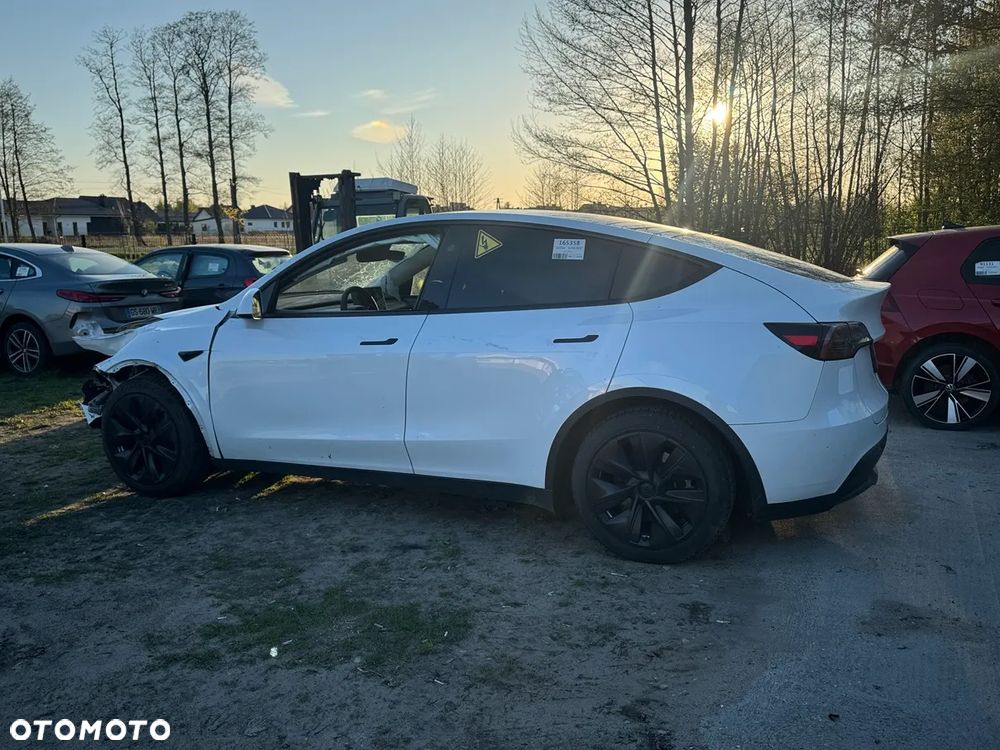 Tesla Model Y - 3