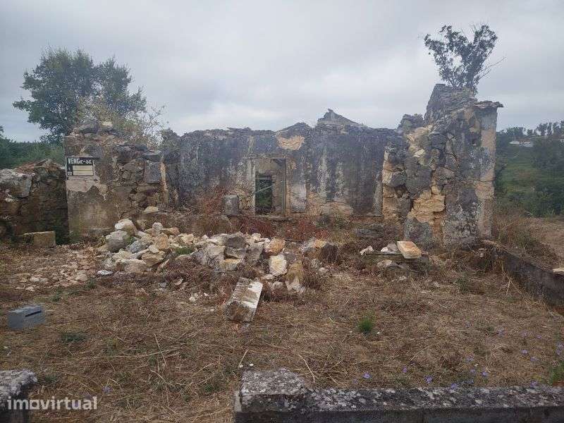 Vende-se casa em ruínas para remodelação - Grande imagem: 5/8