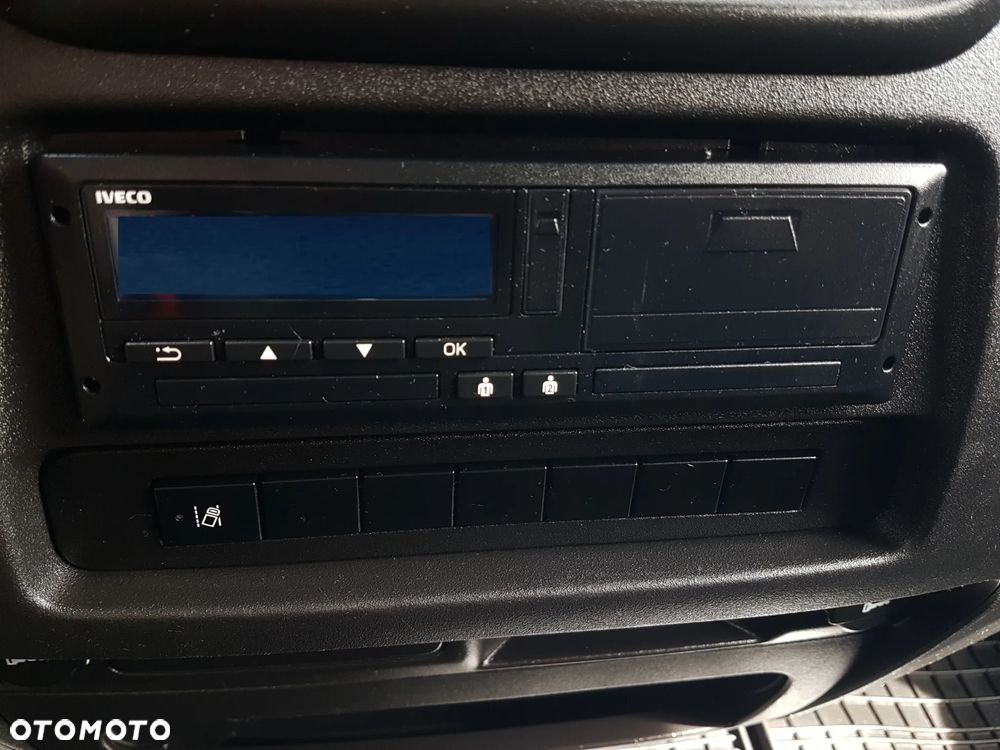Iveco 70C18 KONTENER ROLETY BOK DO TRANSPORTU WODY 3,66x2,21x1,86 KLIMA DMC 7000KG RAMA PODWOZIE - 24