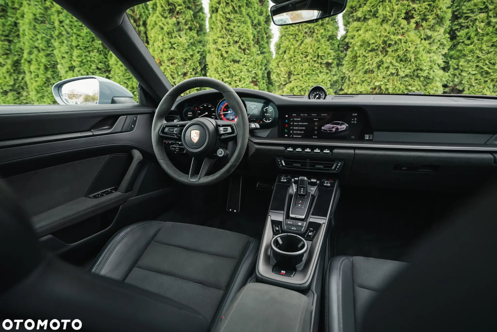Porsche 911 Carrera 4 GTS - 17