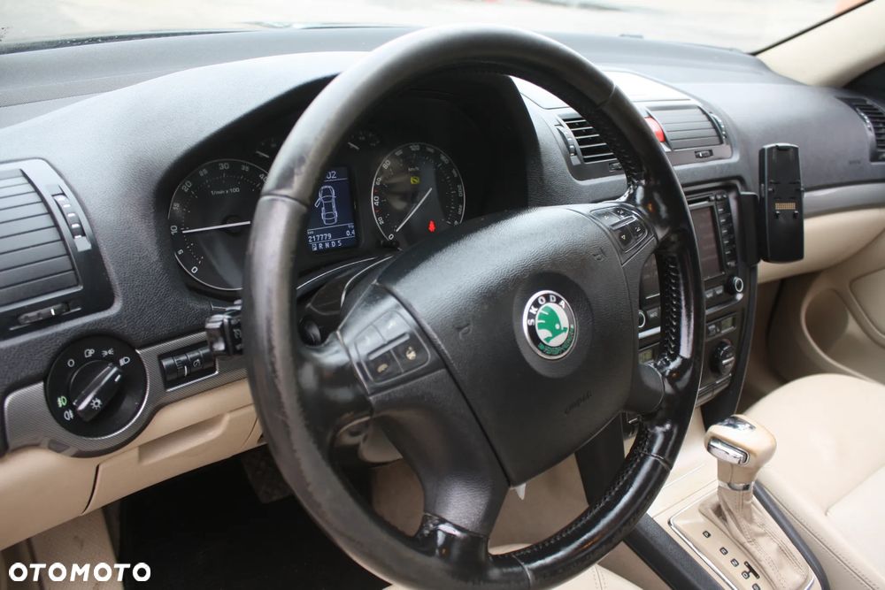 Skoda Octavia Combi 2.0 TDI DSG Laurin & Klement - 20