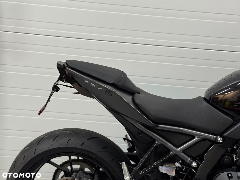 Suzuki GSX - 6