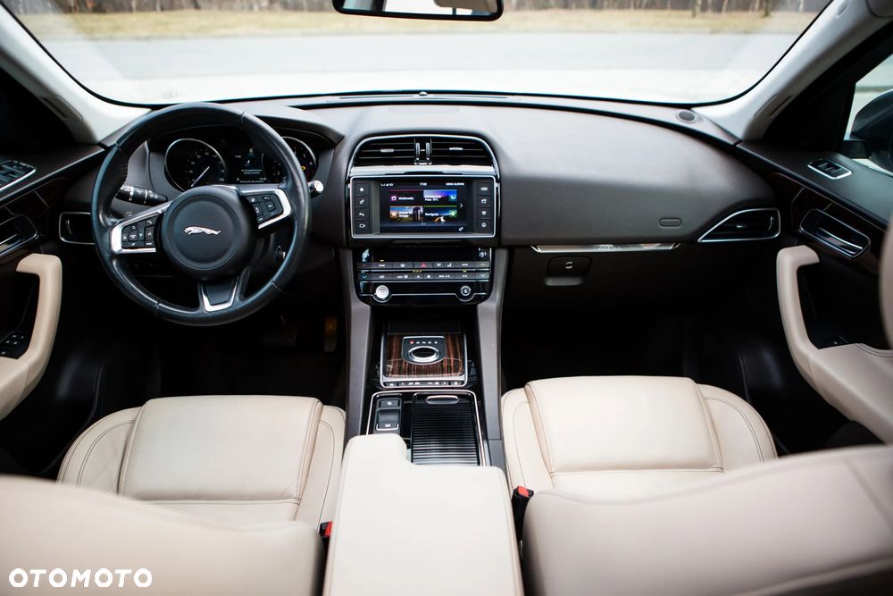 Jaguar F-Pace 25t AWD Prestige - 2