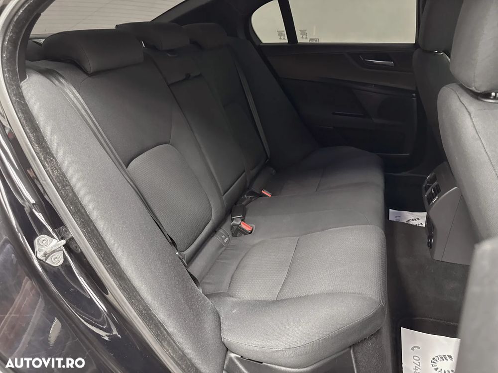 Jaguar XE 2.0 Pure - 8