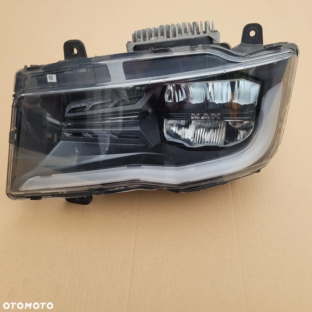 LAMPA LED MAN TG3 TGX NM ORYGINAŁ 81.25101-6821 LEWA CHWALIM116 - 1