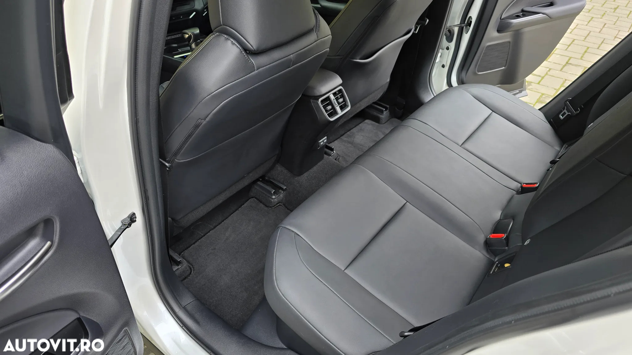Lexus UX 250h FWD Executive - 14