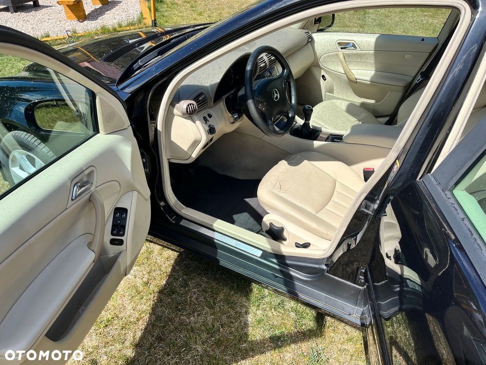 Mercedes-Benz Klasa C 180 T Kompressor Classic - 12