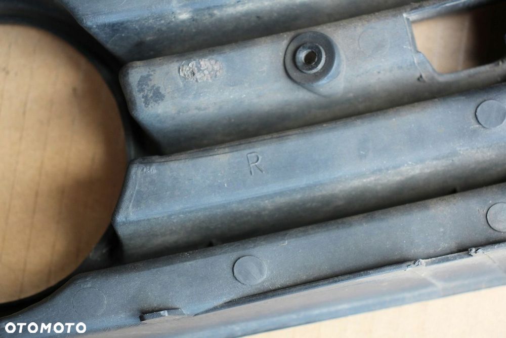 Kratka zderzaka osłona obudowa halogenu PRAWA VW Golf V (5343) - 2