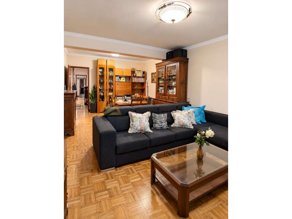 APARTAMENTO T3 COM 117 m² + ARRUMOS CONVERTIDOS EM T0 | ESGUEIRA - ...