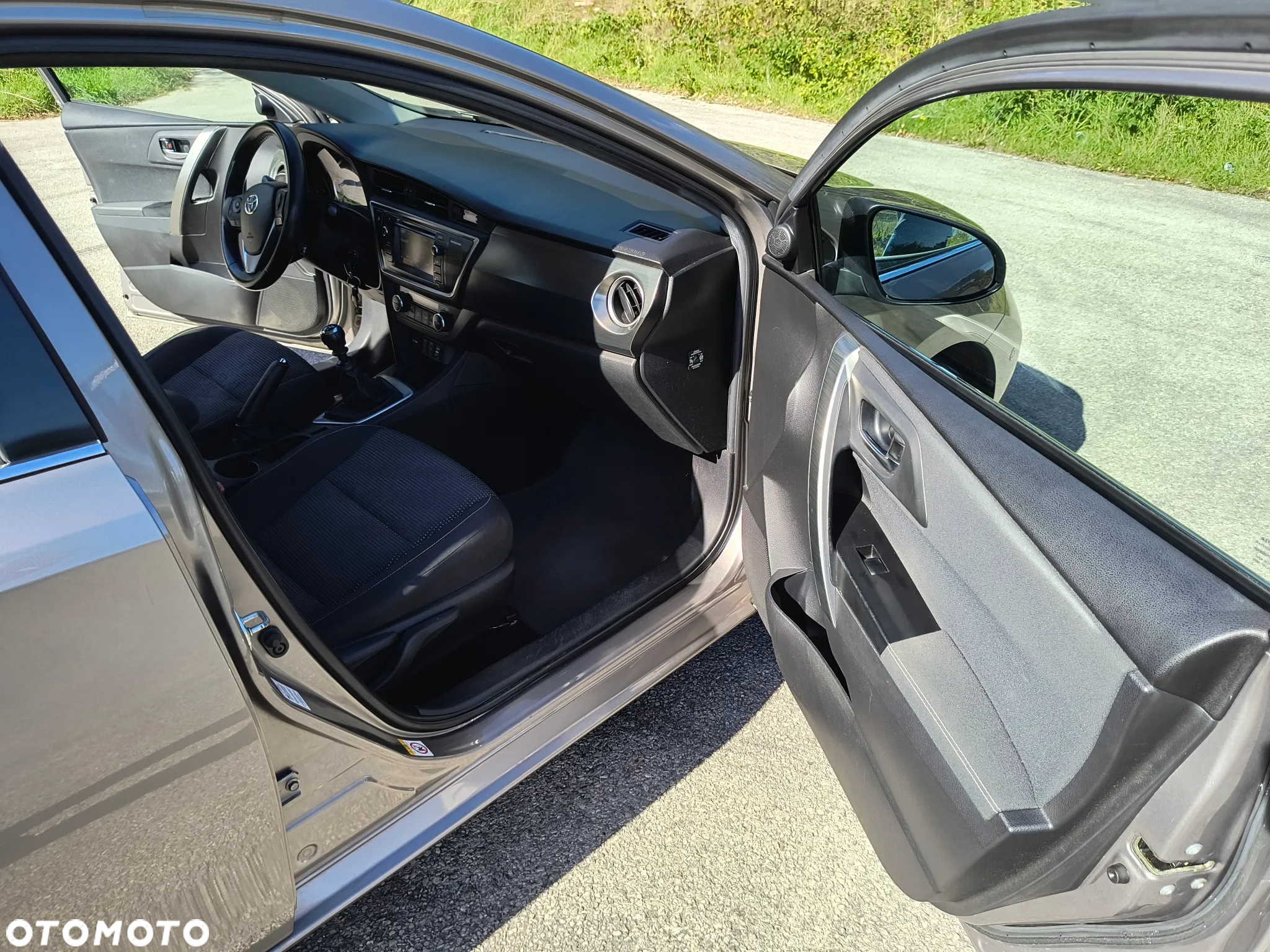 Toyota Auris 1.6 Premium Comfort - 28