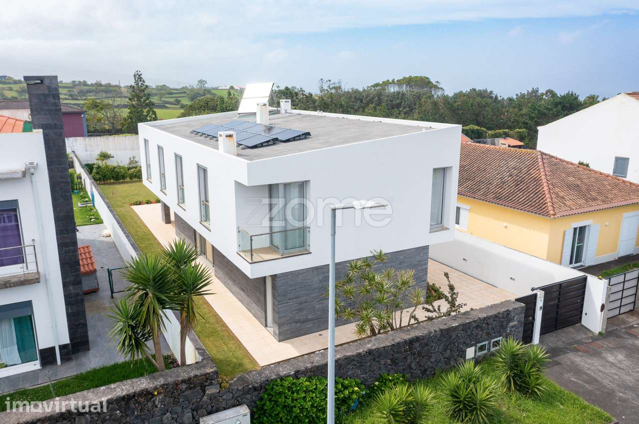 Moradia T4 com garagem, entrada lateral e jardim em Pico da Pedra - Grande imagem: 4/60