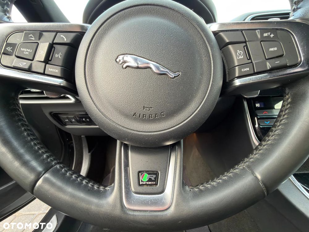 Jaguar XE 2.0 T R-Sport - 14