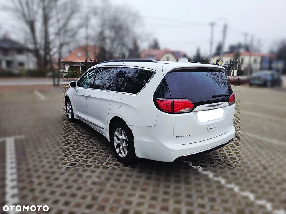 Chrysler Pacifica - 2