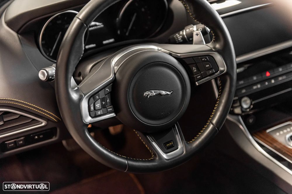 Jaguar XE 2.0 i4 R-Dynamic HSE AWD - 12