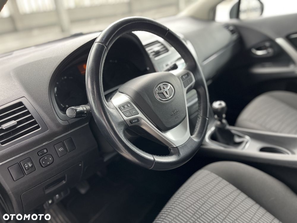 Toyota Avensis 1.6 Comfort - 21