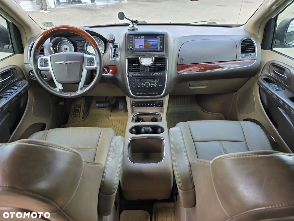 Chrysler Town & Country 3.6 Limited - 13