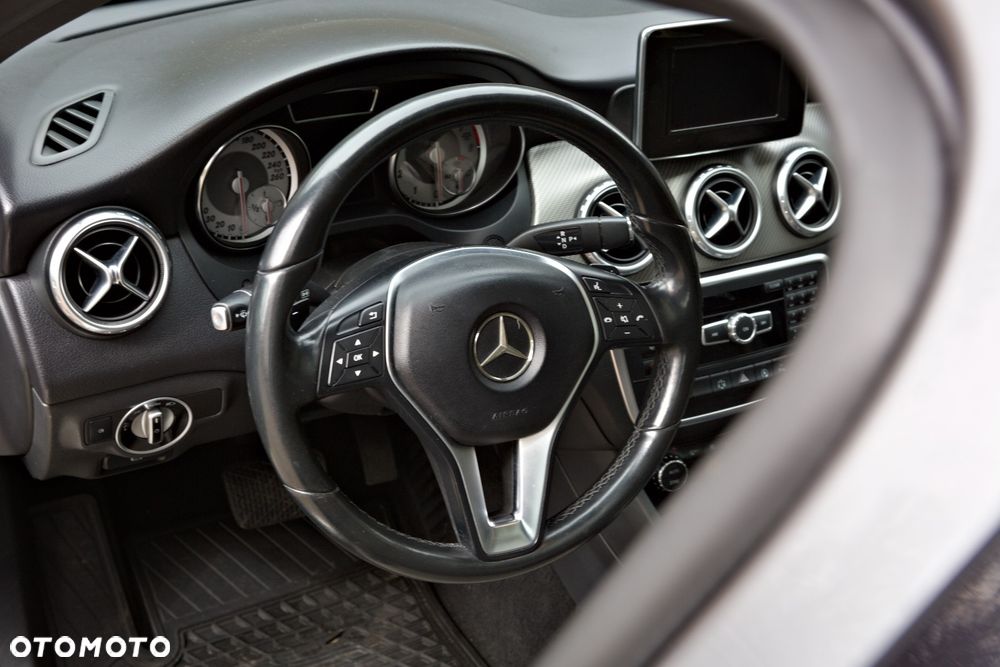 Mercedes-Benz GLA 200 7G-DCT - 29