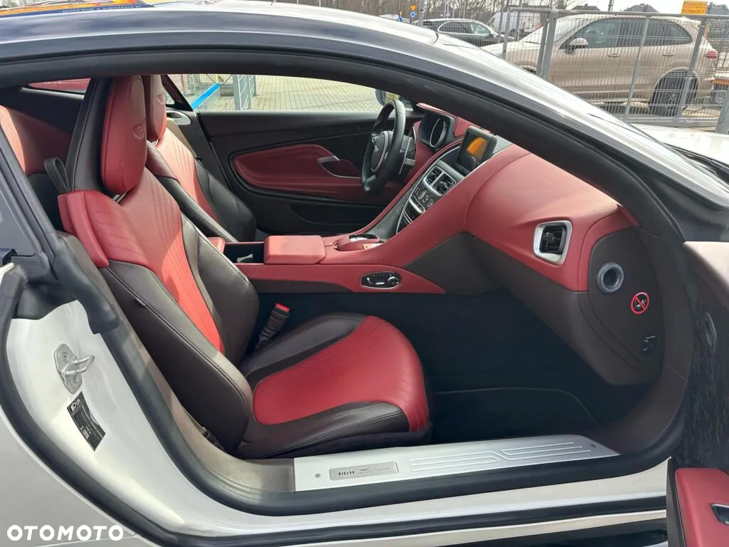 Aston Martin DB11 V8 Coupe - 28