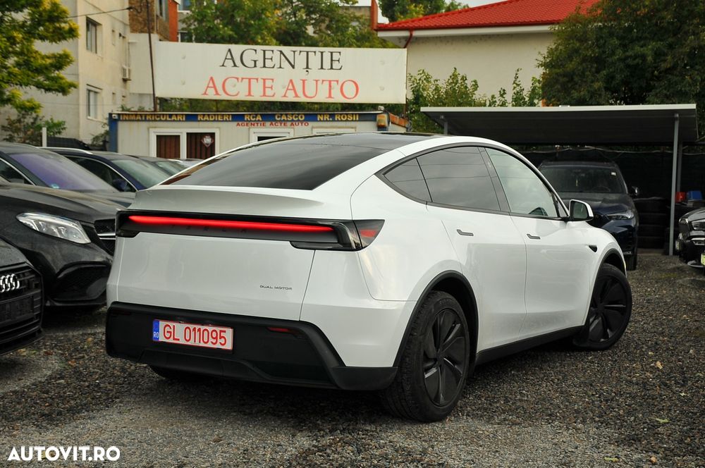 Tesla Model Y Long Range Dual Motor AWD - 2