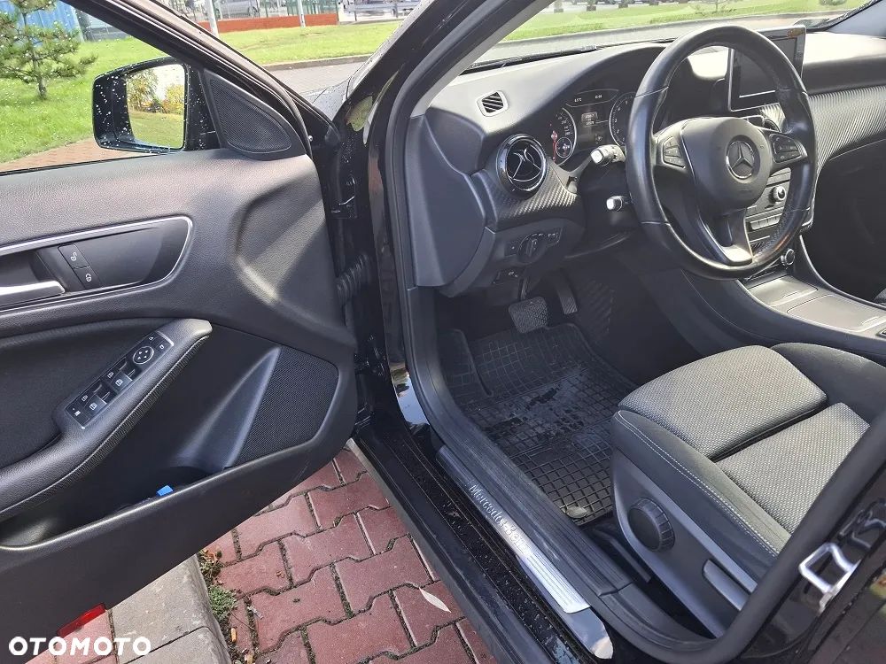 Mercedes-Benz GLA 180 7G-DCT Urban - 4