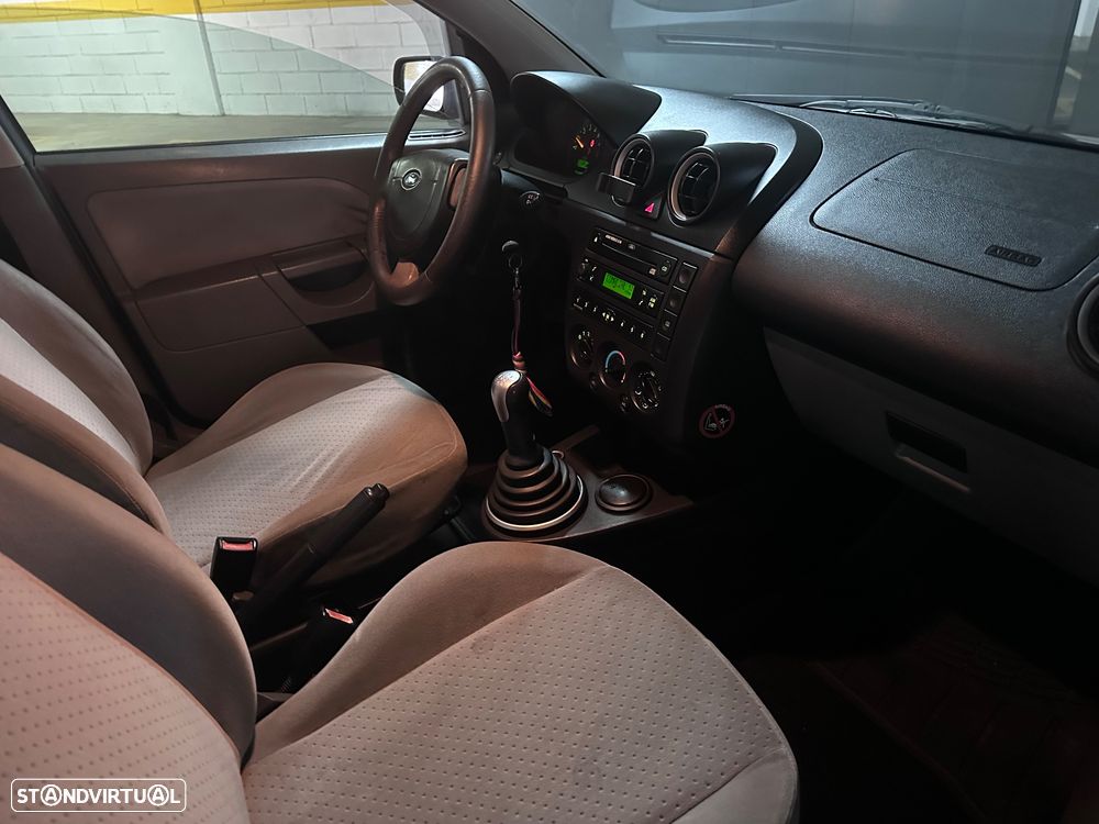 Ford Fiesta 1.4 Ghia - 14
