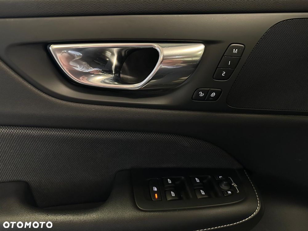 Volvo S60 B4 B R-Design - 16