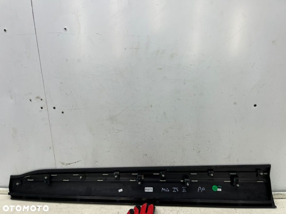 Listwa MG ZS II 24r.- prawa przednia dolna nakładka drzwi bocznych prawy przód 11410356r - 12