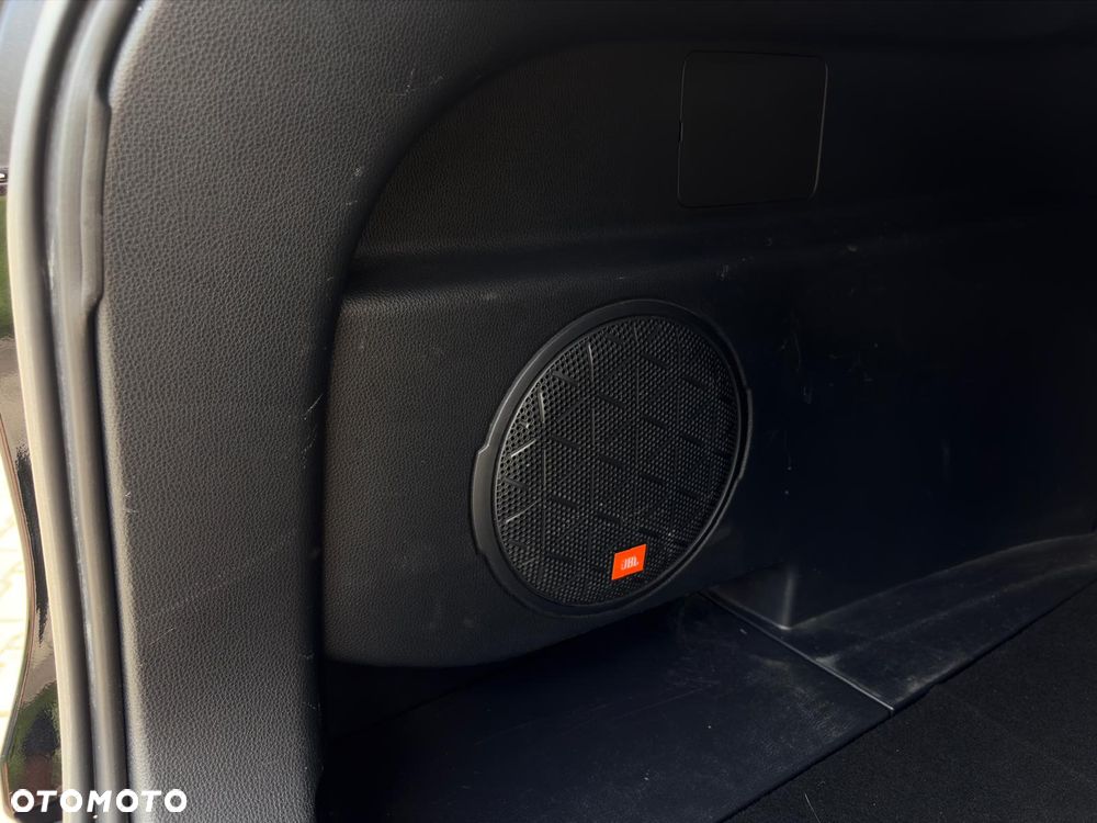 Toyota RAV4 2.5 Hybrid Black Edition by JBL 4x4 - 10