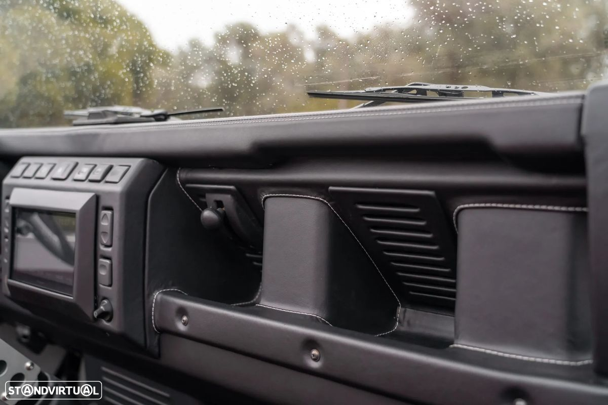 Land Rover Defender - 24