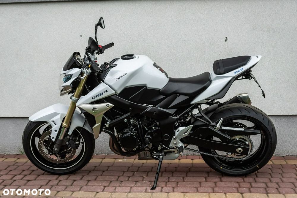 Suzuki GSR - 6
