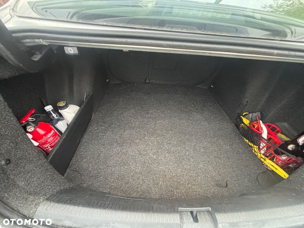 Volkswagen Jetta 1.6 TDI Comfortline - 9