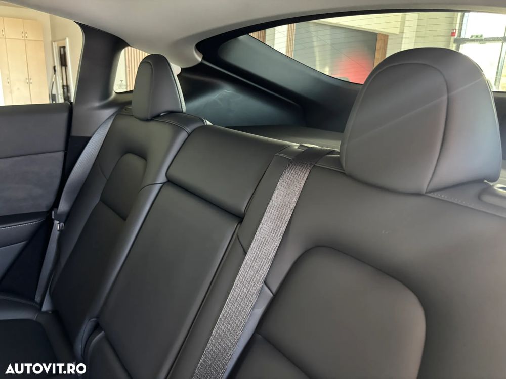 Tesla Model Y Long Range Dual Motor AWD - 13