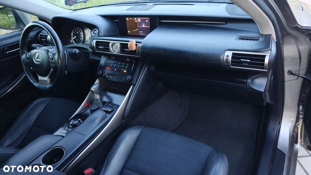 Lexus IS 300h Comfort - 14