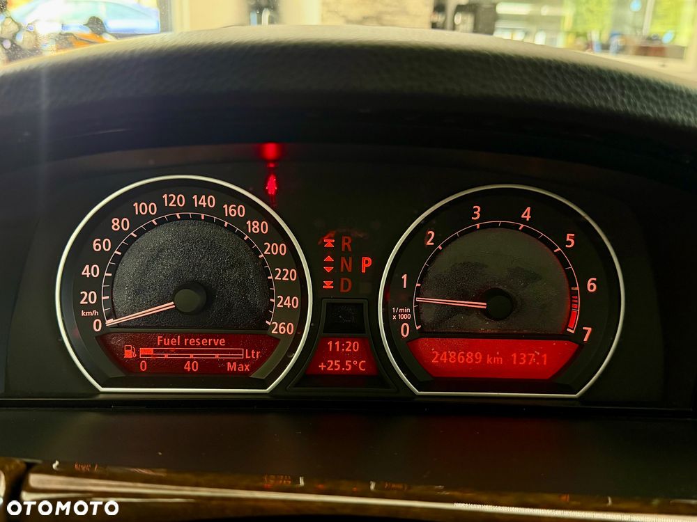 BMW Seria 7 745i - 32