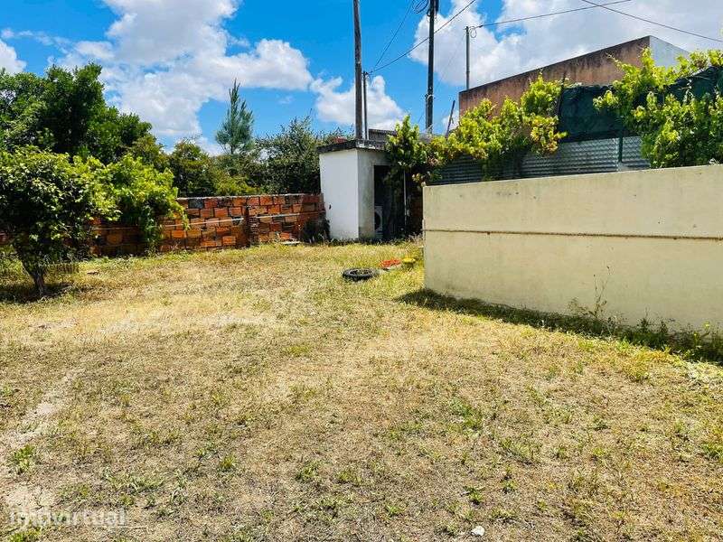 Terreno urbano com casa antiga, 40 minutos de Lisboa - Grande imagem: 3/9