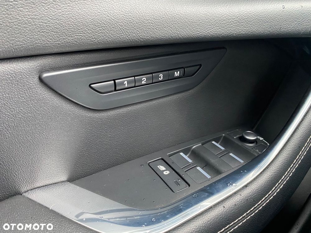 Jaguar XE P300 AWD R-Dynamic HSE - 22