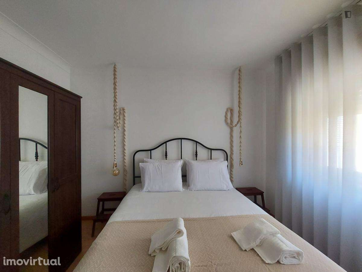Quarto - localizado em Santa Marinha Porto - Grande imagem: 2/14