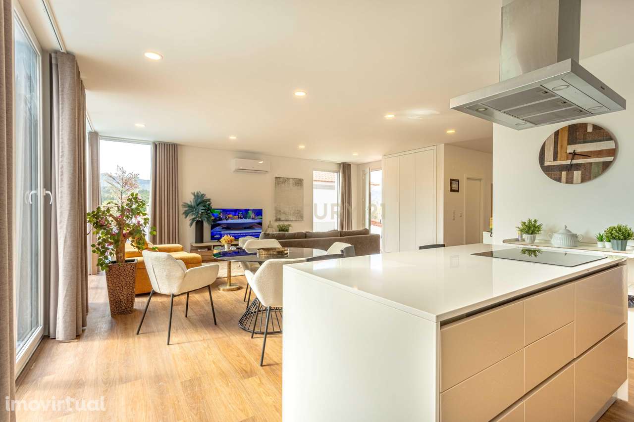 Moradia V4 isolada de arquitetura contemporânea com piscina, com vista - Grande imagem: 4/28