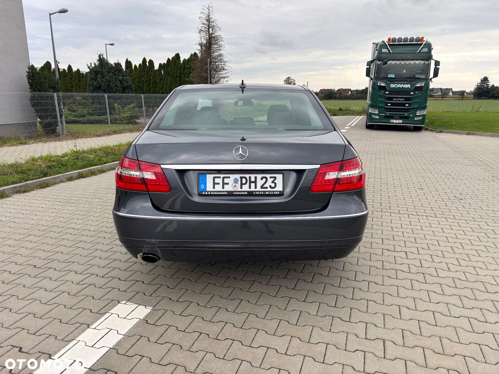 Mercedes-Benz E-Class 2009 photo 4