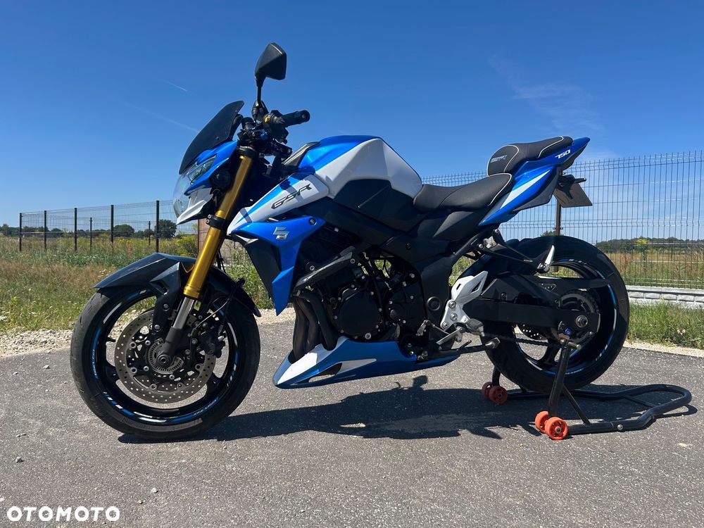 Suzuki GSR - 21