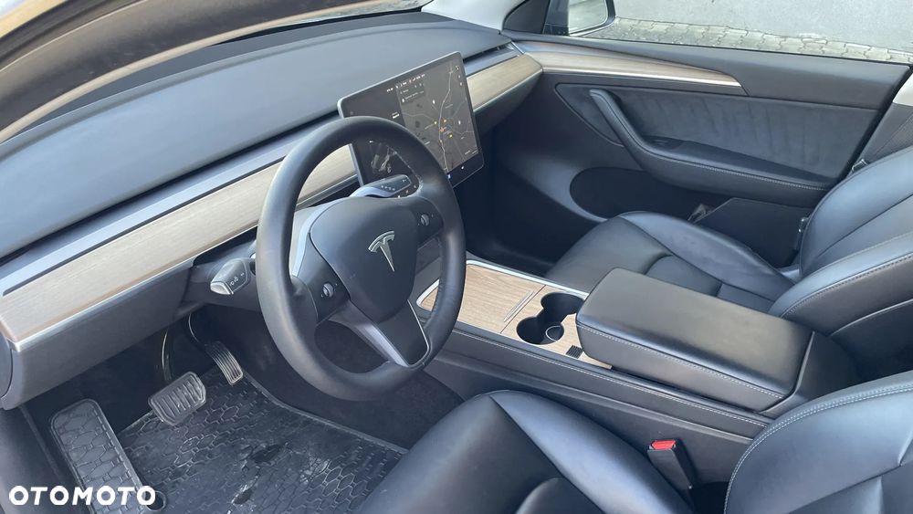Tesla Model Y - 4